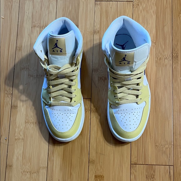 Nike Air Jordan High-Top Yellow and blue Sneakers - Picture 1 of 3